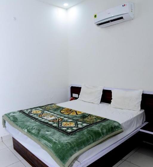 בית מלון כפרי The Royal