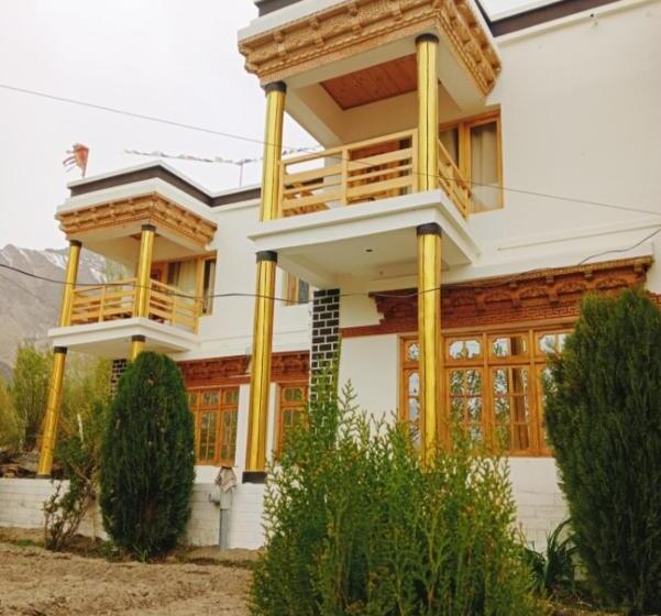 בית מלון כפרי Track N Dine