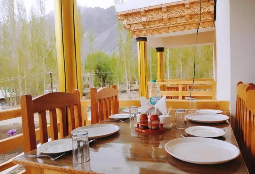 בית מלון כפרי Track N Dine