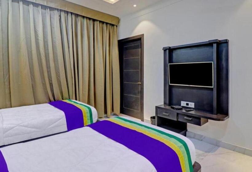 Majatalo Krishna Ji Dham Family Stay   In House Parking