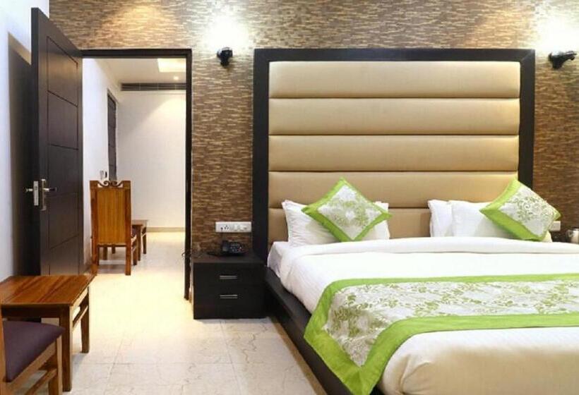 Majatalo Krishna Ji Dham Family Stay   In House Parking