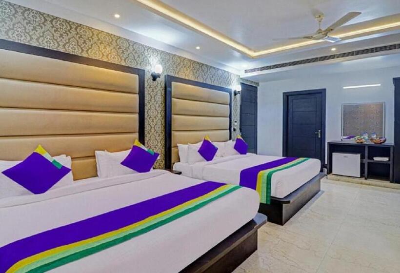 Majatalo Krishna Ji Dham Family Stay   In House Parking