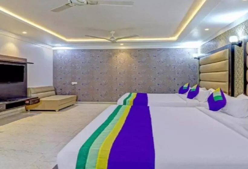 ペンション Krishna Ji Dham Family Stay   In House Parking