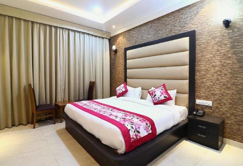 Majatalo Krishna Ji Dham Family Stay   In House Parking