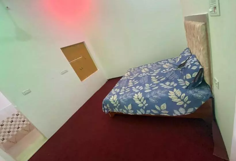 ペンション Aashram Guest House &restotent