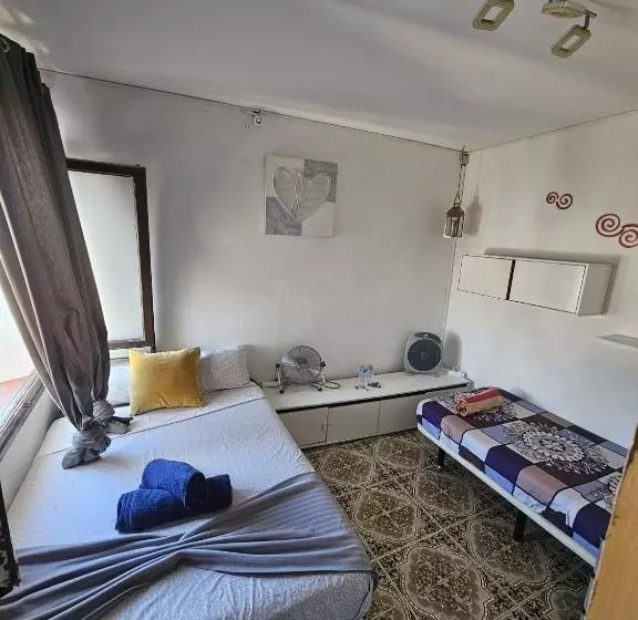 هتل کپسول Poble Sec Nino House