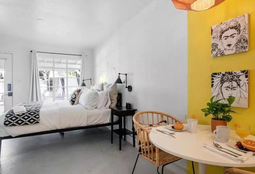 Hotelli Downtown Palm Springs Sunny Poolside Suite