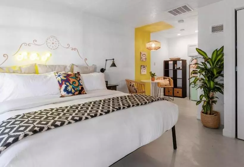 Hotelli Downtown Palm Springs Sunny Poolside Suite