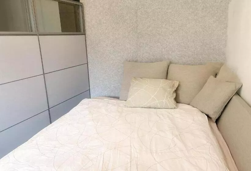 ペンション A Sofabed For Overnight Sleep Near Metro, Free Street Parking