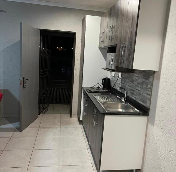 膳宿费 Sabadi Stays