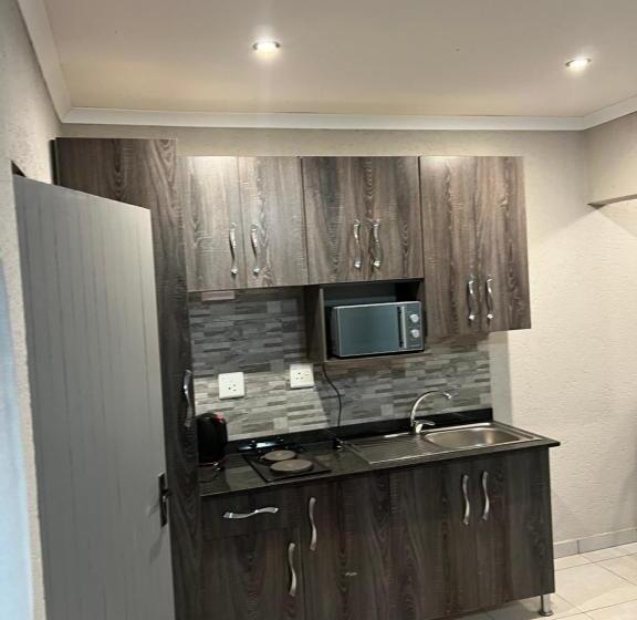 膳宿费 Sabadi Stays