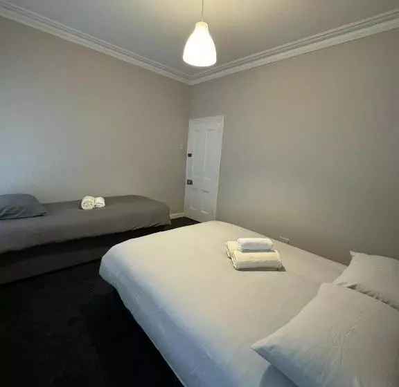 پانسیون Superb Triple Room Near Croke Park 1