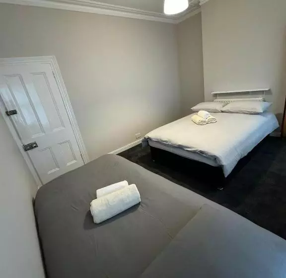 پانسیون Superb Triple Room Near Croke Park 1