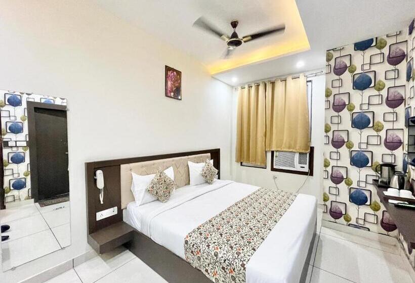 Bagga Kuteer ! Haridwar होटल बग्गा कुटीर ஹோட்டல் பக்கா குடிசை Fully Air Conditioned Hotel, Lift Wifi