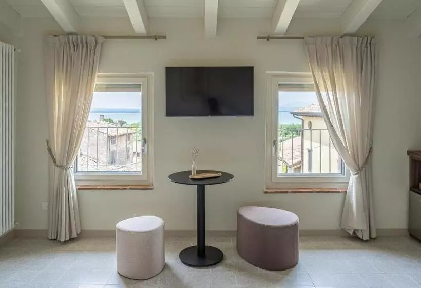 تختخواب و صبحانه The Lake Suites   Luxury Stay In Lazise
