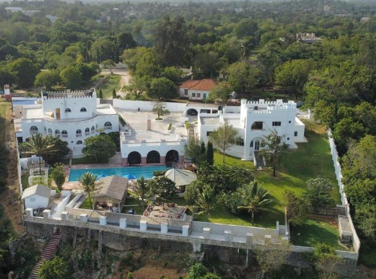 هتل L A Bendera S Beach