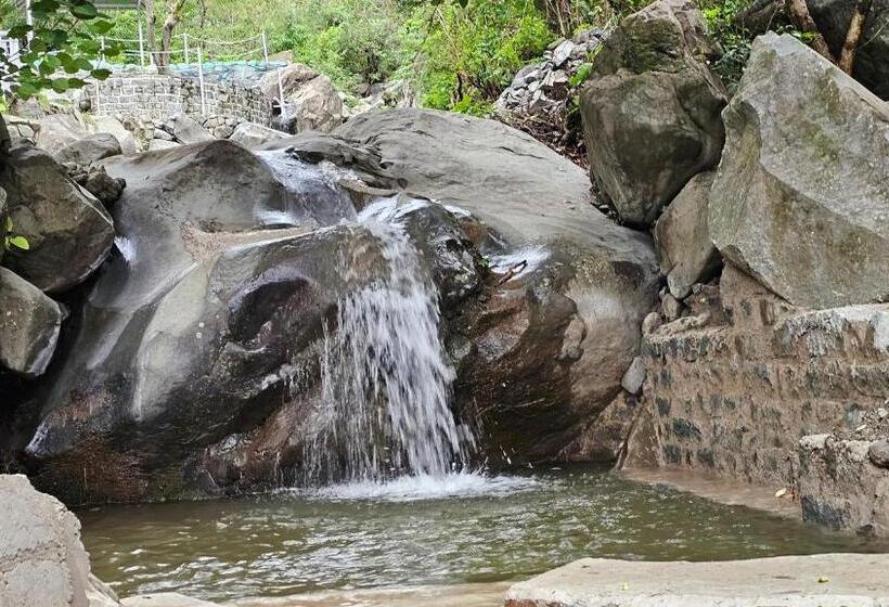 فندق On The Rocks