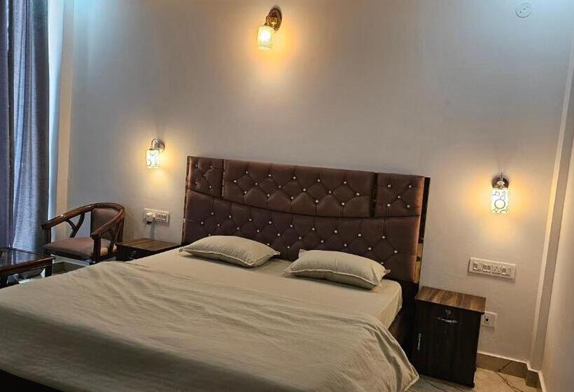 فندق On The Rocks