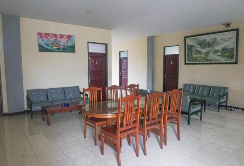 בית מלון כפרי Surya Abadi Guest House Syariah