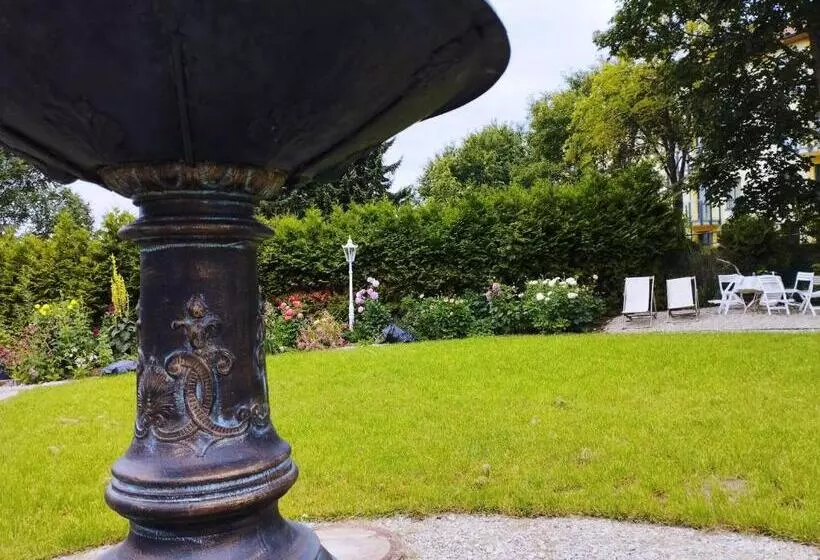 Aamiaismajoitus (B&B) Unik Villa Kurz Urlaub Mit Veranda Und Balkon