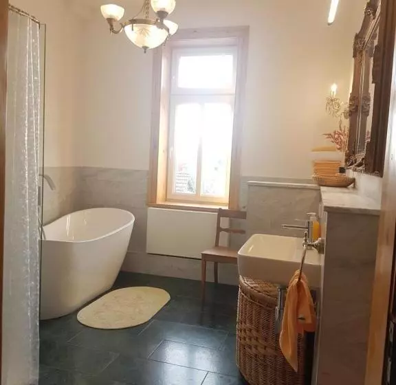 Aamiaismajoitus (B&B) Unik Villa Kurz Urlaub Mit Veranda Und Balkon