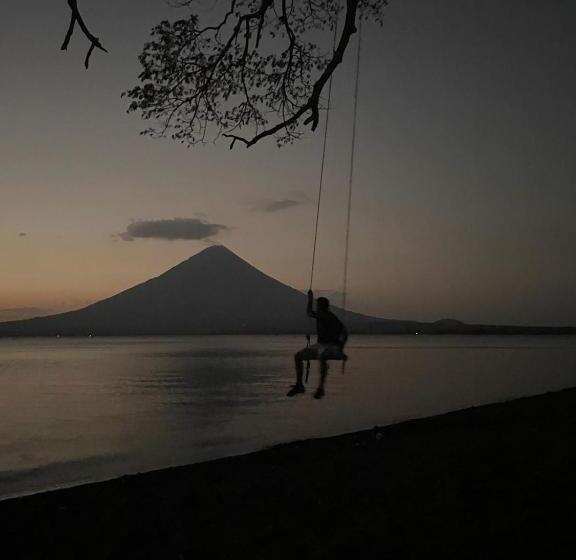 هتل کپسول Mamacita Café House