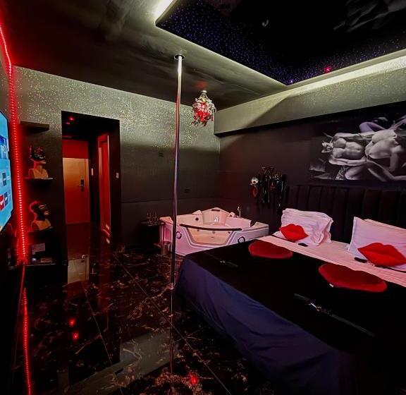 هتل Romeo Nights Love Rooms Jacuzzi Hydromassage