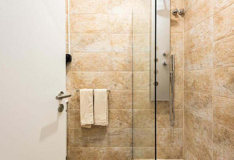 Madalena Hostel E Suites