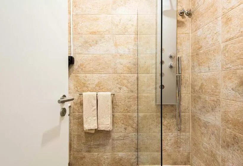 Madalena Hostel E Suites