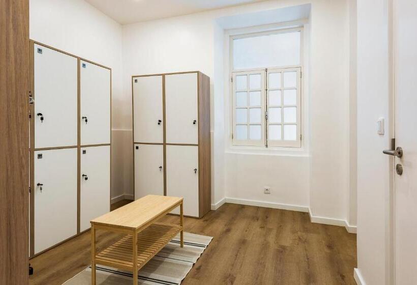 Madalena Hostel E Suites