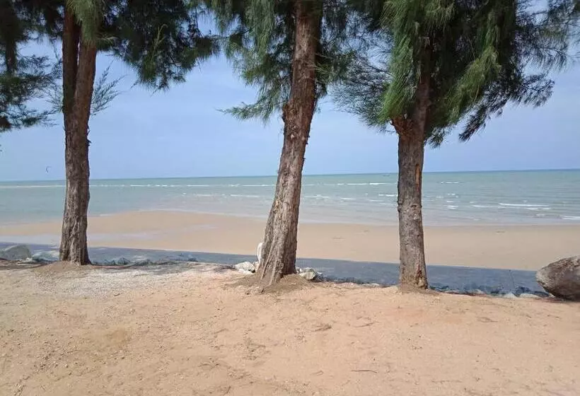 تختخواب و صبحانه Bc Summer Beach