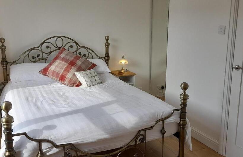 21kr Bed And Breakfast, Close To Beach, Town Centre And Golf