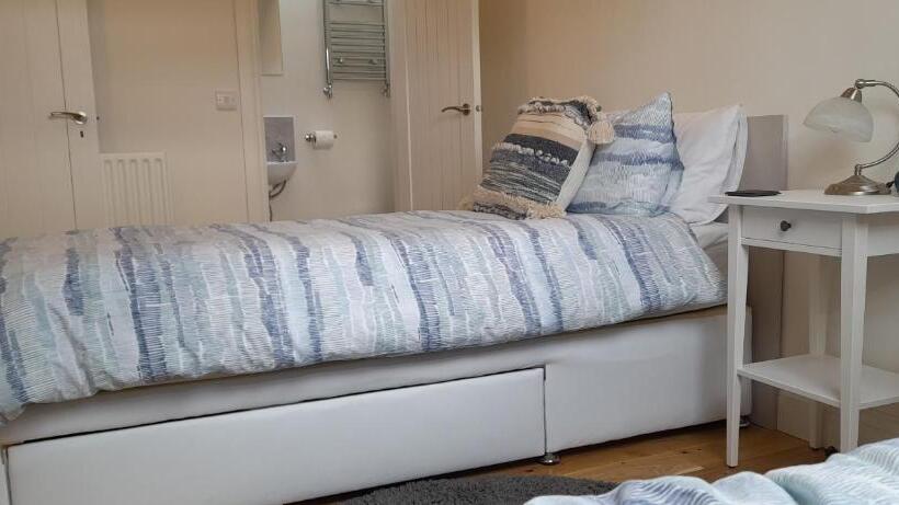 21kr Bed And Breakfast, Close To Beach, Town Centre And Golf