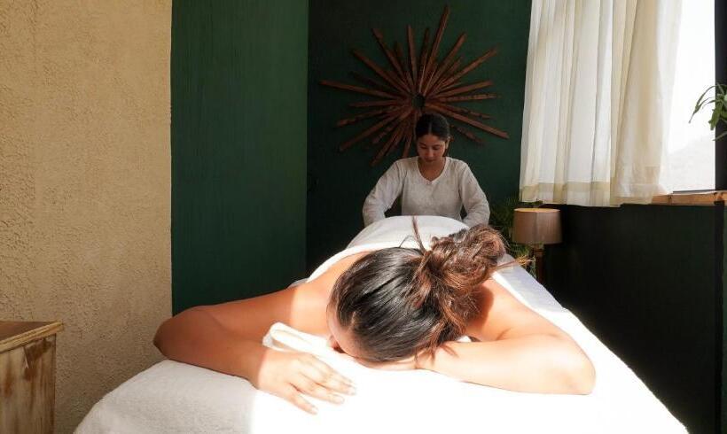 هتل Aavya Wellness Retreat Center