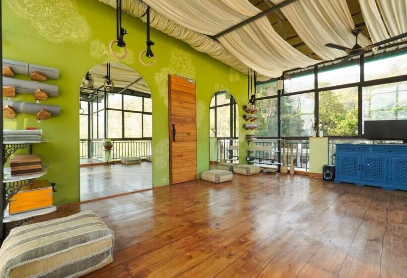 هتل Aavya Wellness Retreat Center