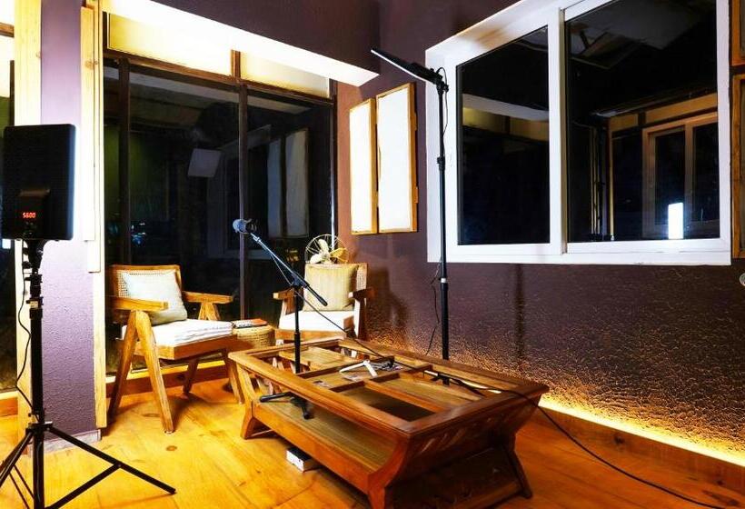 هتل Aavya Wellness Retreat Center