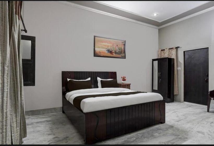 پانسیون Crest Inn