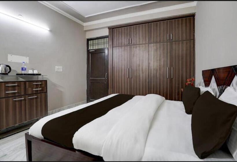 پانسیون Crest Inn