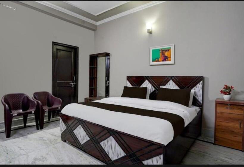 پانسیون Crest Inn