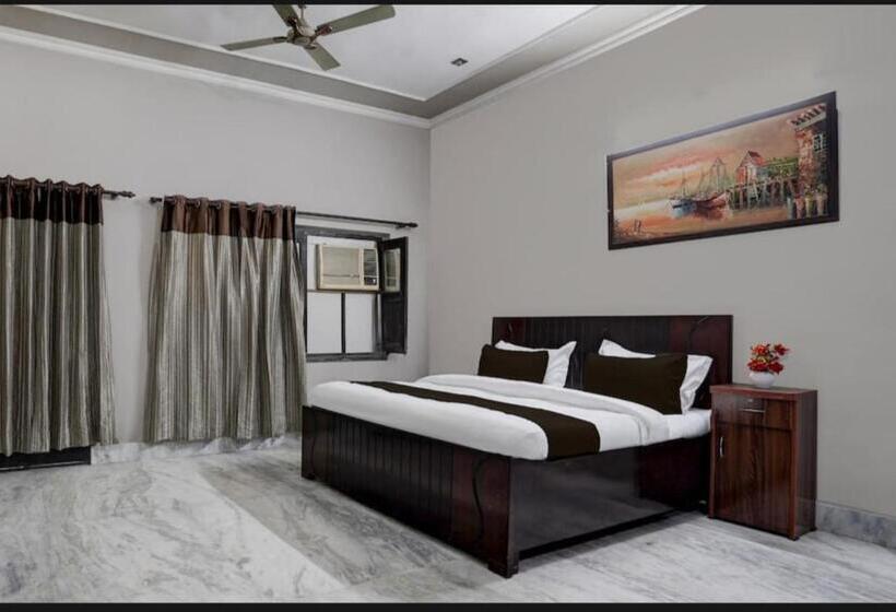 پانسیون Crest Inn