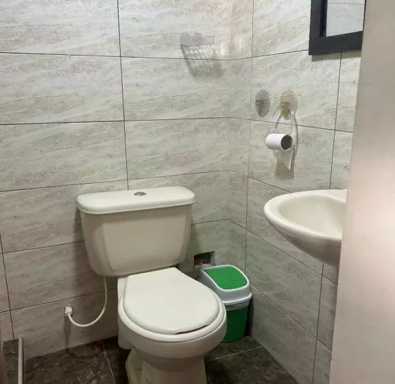 پانسیون Eco Friendly Cozy Bunk Room With Private Bath Near Airport