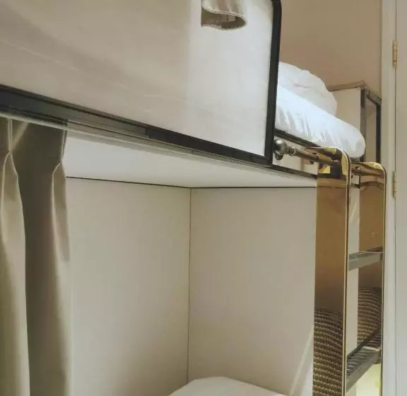 Hotelli East Pacific Passenger Lounge   Departure Area, 3rd Floor