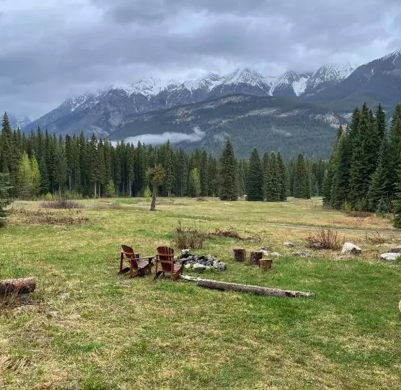 Hotelli Rustic Beaverfoot Lodge Room N5