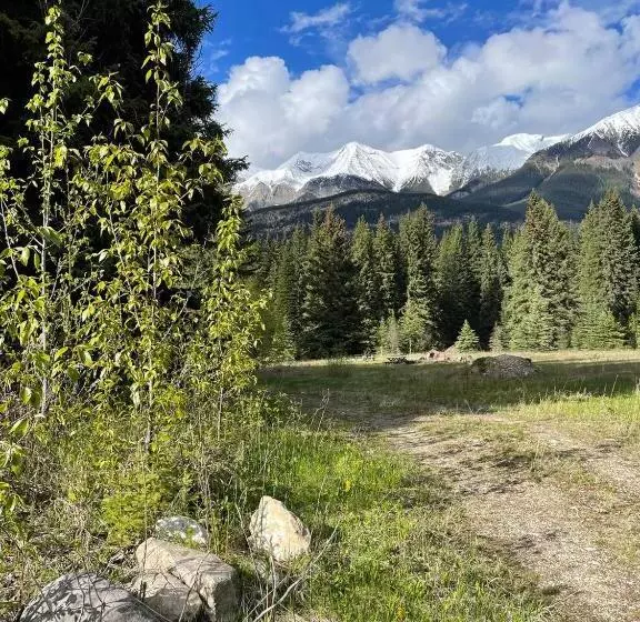 Hotelli Rustic Beaverfoot Lodge Room N5