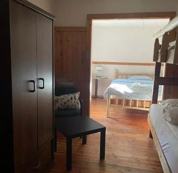 Hotelli Rustic Beaverfoot Lodge Room N5