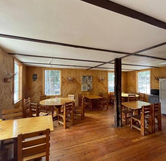 فندق Rustic Beaverfoot Lodge Room N5