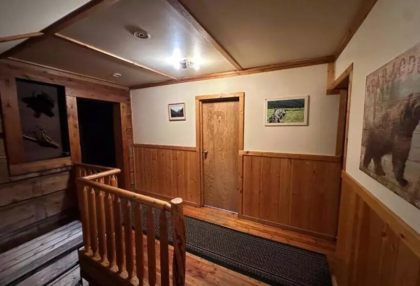 Hotelli Rustic Beaverfoot Lodge Room N5