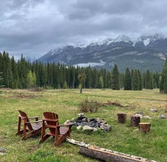 Hotelli Rustic Beaverfoot Lodge Room N5