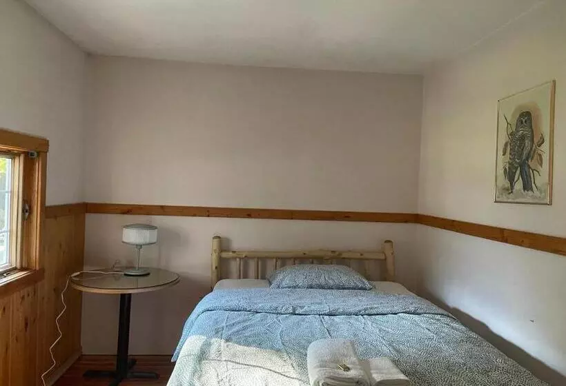 Hotelli Rustic Beaverfoot Lodge Room N5