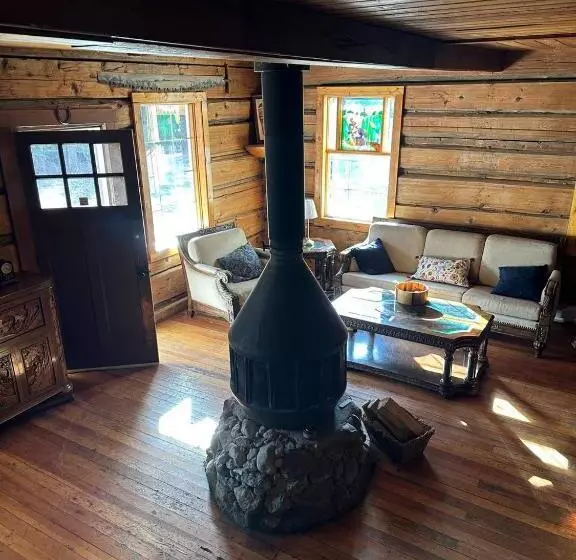 Hotelli Rustic Beaverfoot Lodge Room N5